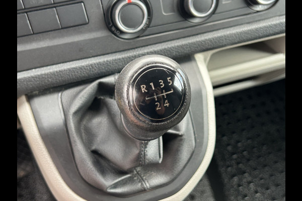 Volkswagen Transporter 2.0 TDI 102 PK / L2H1 / 1e EIG. / ALUCA INRICHTING / IMPERIAAL / TREKHAAK / AIRCO / CRUISE / BLUETOOTH / 3-ZITS Volkswagen Transporter 2.0 TDI 102 PK / L2H1 / 1e EIG. / ALUCA INRICHTING / IMPERIAAL / TREKHAAK / AIRCO / CRUISE / BLUETOOTH / 3-ZITS