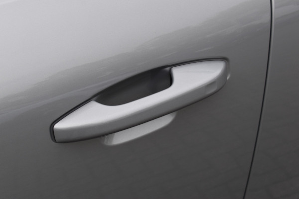 Volvo XC40 B4 211PK Automaat Plus Dark | H&K | Trekhaak | ACC | Allseasons | Camera | Elektr. stoel |