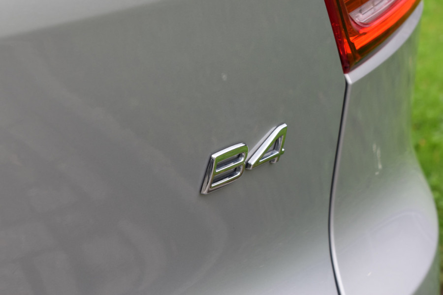Volvo XC40 B4 211PK Automaat Plus Dark | H&K | Trekhaak | ACC | Allseasons | Camera | Elektr. stoel |