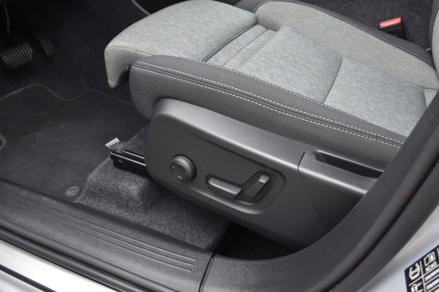 Volvo XC40 B4 211PK Automaat Plus Dark | H&K | Trekhaak | ACC | Allseasons | Camera | Elektr. stoel |
