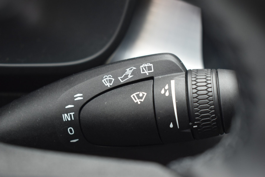 Volvo XC40 B4 211PK Automaat Plus Dark | H&K | Trekhaak | ACC | Allseasons | Camera | Elektr. stoel |