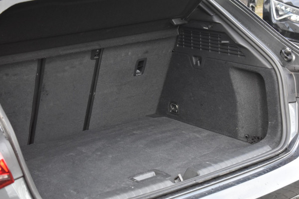 Audi A3 Sportback 35 TFSI S edition S-Line Pano Lane Kuip ACC Camera