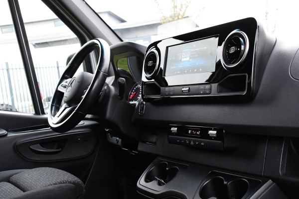 Mercedes-Benz Sprinter 319 V6 3.0 CDI L3H2 DC PB Edition Full options, Adaptieve Cruise, 360 Camera, 10,5'' Mbux, LED, Automaat, BPM Vrij! Mercedes-Benz Sprinter 319 V6 3.0 CDI L3H2 DC PB Edition Full options, Adaptieve Cruise, 360 Camera, 10,5'' Mbux, LED, Automaat, BPM Vrij!