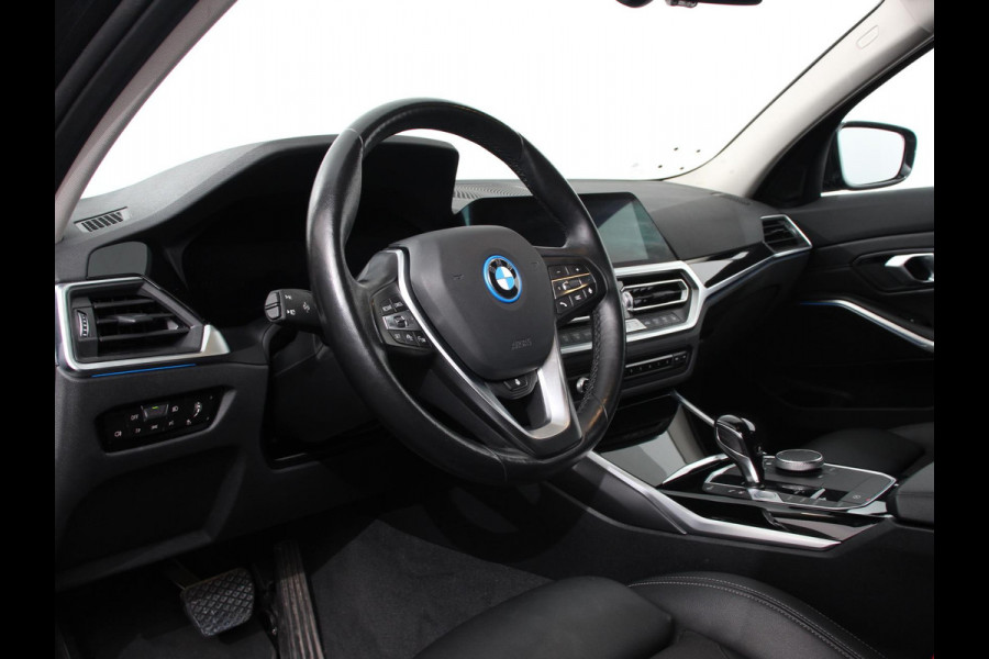 BMW 3 Serie Touring 330e Touring Sportline PHEV AUT Climate control | Adaptieve cruise control | Parkeersensoren | Navigatie | Sfeerverlichting | Stuur + stoelverwarming | Apple Carplay/ Android Auto BMW 3 Serie Touring 330e Touring Sportline PHEV AUT Climate control | Adaptieve cruise control | Parkeersensoren | Navigatie | Sfeerverlichting | Stuur + stoelverwarming | Apple Carplay/ Android Auto