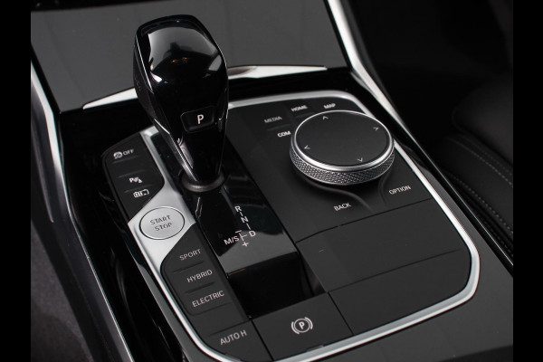 BMW 3 Serie Touring 330e Touring Sportline PHEV AUT Climate control | Adaptieve cruise control | Parkeersensoren | Navigatie | Sfeerverlichting | Stuur + stoelverwarming | Apple Carplay/ Android Auto BMW 3 Serie Touring 330e Touring Sportline PHEV AUT Climate control | Adaptieve cruise control | Parkeersensoren | Navigatie | Sfeerverlichting | Stuur + stoelverwarming | Apple Carplay/ Android Auto