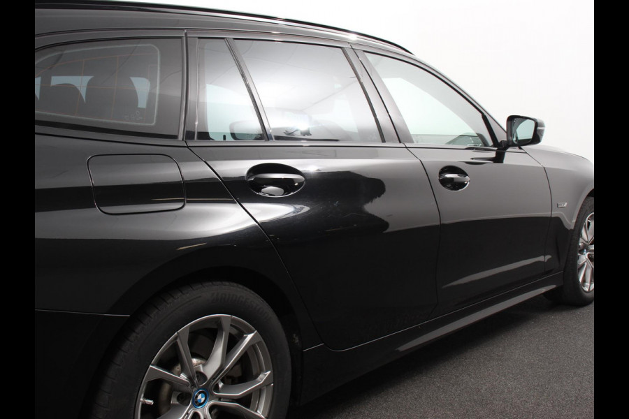 BMW 3 Serie Touring 330e Touring Sportline PHEV AUT Climate control | Adaptieve cruise control | Parkeersensoren | Navigatie | Sfeerverlichting | Stuur + stoelverwarming | Apple Carplay/ Android Auto BMW 3 Serie Touring 330e Touring Sportline PHEV AUT Climate control | Adaptieve cruise control | Parkeersensoren | Navigatie | Sfeerverlichting | Stuur + stoelverwarming | Apple Carplay/ Android Auto