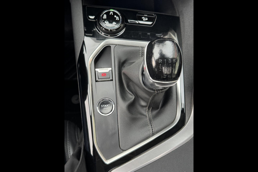 Peugeot 3008 1.2 PureTech Allure - Panorama dak I Navigatie I LED/Xenon I PDC /Camera I Airco I Sport velgen I Dealer onderhouden Peugeot 3008 1.2 PureTech Allure - Panorama dak I Navigatie I LED/Xenon I PDC /Camera I Airco I Sport velgen I Dealer onderhouden