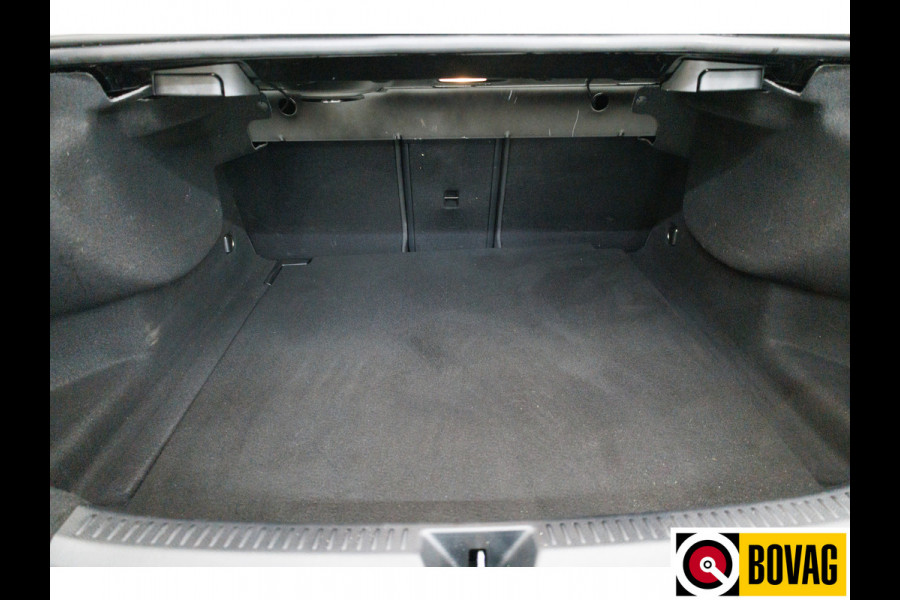 Mercedes-Benz A-Klasse 180 Star Edition | Facelift | 1/2 Leder | Sport stoelen | Led | Cruise control | Camera | PDC V+A, Stoelverwarming Mercedes-Benz A-Klasse 180 Star Edition | Facelift | 1/2 Leder | Sport stoelen | Led | Cruise control | Camera | PDC V+A, Stoelverwarming