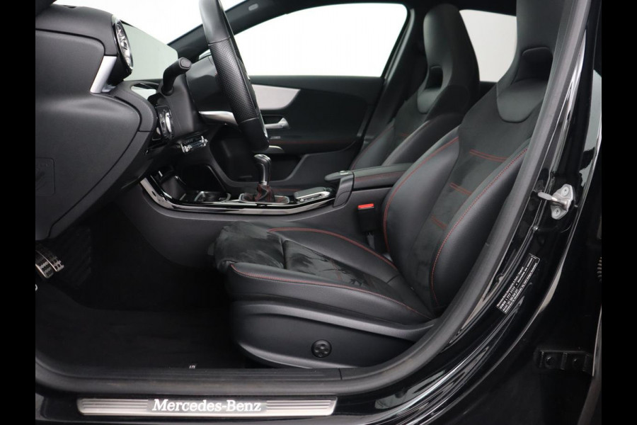 Mercedes-Benz A-Klasse 160 AMG | Panoramadak | Carplay | Matrix LED | Memory | Stoelverwarming | Leder/Alcantara | Sfeerverlichting | Keyless | Widescreen | Navigatie | Camera Mercedes-Benz A-Klasse 160 AMG | Panoramadak | Carplay | Matrix LED | Memory | Stoelverwarming | Leder/Alcantara | Sfeerverlichting | Keyless | Widescreen | Navigatie | Camera