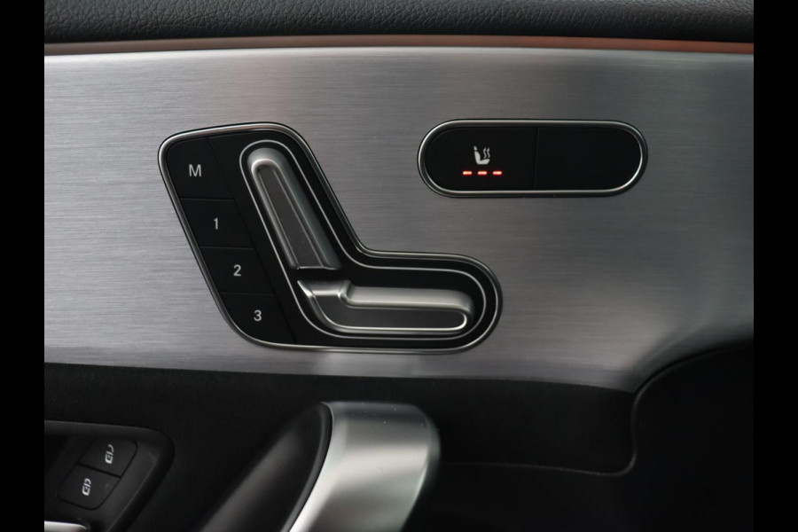 Mercedes-Benz A-Klasse 160 AMG | Panoramadak | Carplay | Matrix LED | Memory | Stoelverwarming | Leder/Alcantara | Sfeerverlichting | Keyless | Widescreen | Navigatie | Camera Mercedes-Benz A-Klasse 160 AMG | Panoramadak | Carplay | Matrix LED | Memory | Stoelverwarming | Leder/Alcantara | Sfeerverlichting | Keyless | Widescreen | Navigatie | Camera
