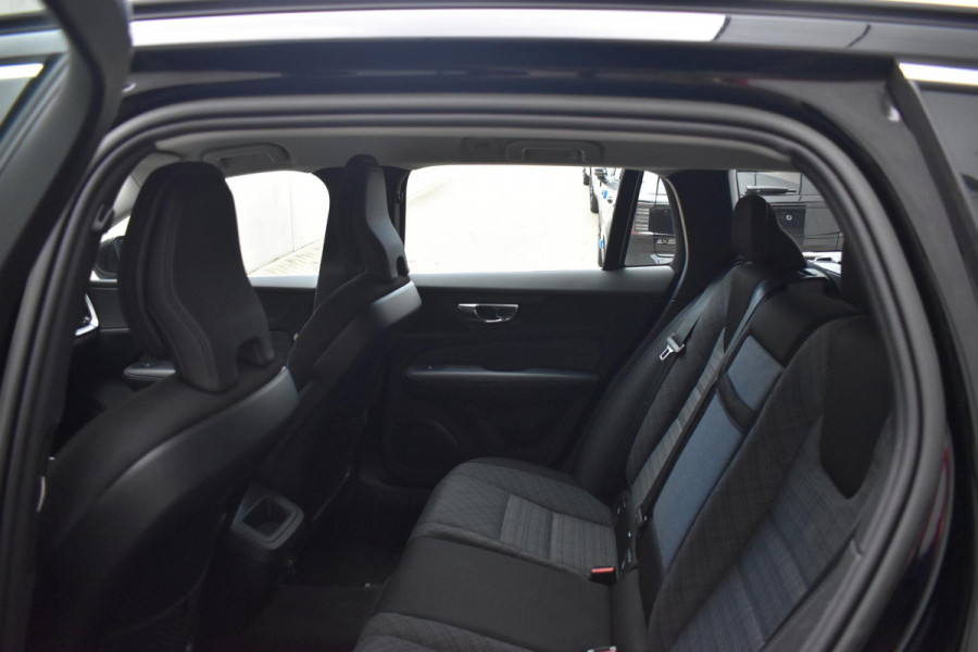 Volvo V60 B4 211PK Automaat Core / Navigatie / Achteruitrijcamera / Elektrische achterklep / LM Velgen / Elektr. Trekhaak / Parkeersensoren voor+achter Volvo V60 B4 211PK Automaat Core / Navigatie / Achteruitrijcamera / Elektrische achterklep / LM Velgen / Elektr. Trekhaak / Parkeersensoren voor+achter