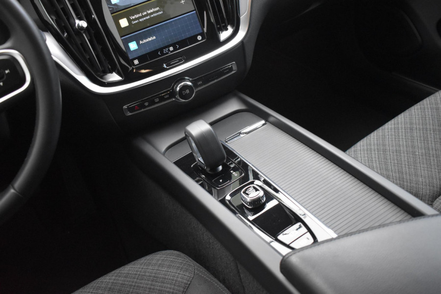 Volvo V60 B4 211PK Automaat Core / Navigatie / Achteruitrijcamera / Elektrische achterklep / LM Velgen / Elektr. Trekhaak / Parkeersensoren voor+achter Volvo V60 B4 211PK Automaat Core / Navigatie / Achteruitrijcamera / Elektrische achterklep / LM Velgen / Elektr. Trekhaak / Parkeersensoren voor+achter
