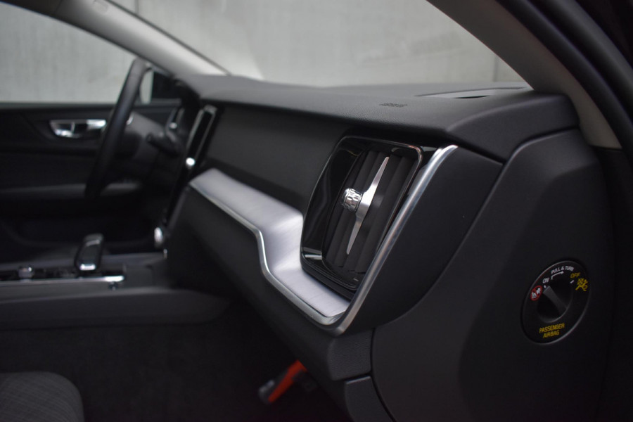 Volvo V60 B4 211PK Automaat Core / Navigatie / Achteruitrijcamera / Elektrische achterklep / LM Velgen / Elektr. Trekhaak / Parkeersensoren voor+achter Volvo V60 B4 211PK Automaat Core / Navigatie / Achteruitrijcamera / Elektrische achterklep / LM Velgen / Elektr. Trekhaak / Parkeersensoren voor+achter