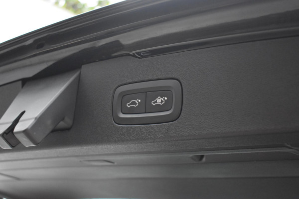 Volvo V60 B4 211PK Automaat Core / Navigatie / Achteruitrijcamera / Elektrische achterklep / LM Velgen / Elektr. Trekhaak / Parkeersensoren voor+achter Volvo V60 B4 211PK Automaat Core / Navigatie / Achteruitrijcamera / Elektrische achterklep / LM Velgen / Elektr. Trekhaak / Parkeersensoren voor+achter