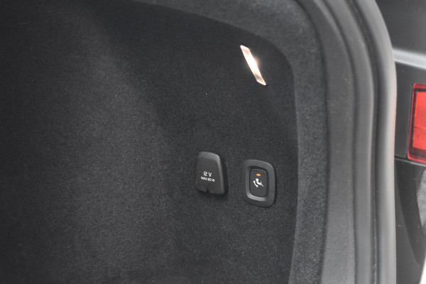 Volvo V60 B4 211PK Automaat Core / Navigatie / Achteruitrijcamera / Elektrische achterklep / LM Velgen / Elektr. Trekhaak / Parkeersensoren voor+achter Volvo V60 B4 211PK Automaat Core / Navigatie / Achteruitrijcamera / Elektrische achterklep / LM Velgen / Elektr. Trekhaak / Parkeersensoren voor+achter