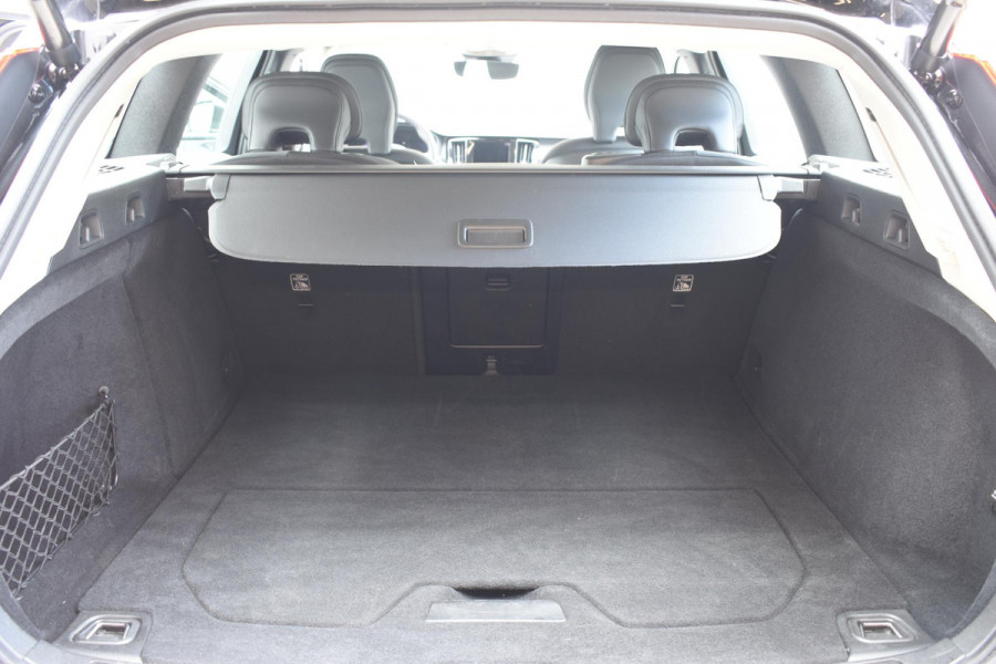 Volvo V60 B4 211PK Automaat Core / Navigatie / Achteruitrijcamera / Elektrische achterklep / LM Velgen / Elektr. Trekhaak / Parkeersensoren voor+achter Volvo V60 B4 211PK Automaat Core / Navigatie / Achteruitrijcamera / Elektrische achterklep / LM Velgen / Elektr. Trekhaak / Parkeersensoren voor+achter