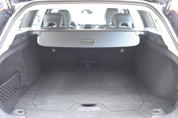 Volvo V60 B4 211PK Automaat Core / Navigatie / Achteruitrijcamera / Elektrische achterklep / LM Velgen / Elektr. Trekhaak / Parkeersensoren voor+achter Volvo V60 B4 211PK Automaat Core / Navigatie / Achteruitrijcamera / Elektrische achterklep / LM Velgen / Elektr. Trekhaak / Parkeersensoren voor+achter