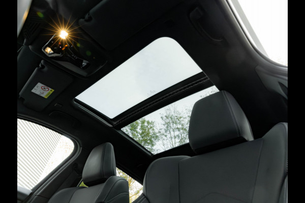 BMW 1-serie M135 xDrive - Pano - Trekhaak - Head-Up - Harman Kadon - Driving Ass