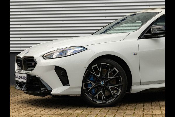 BMW 1-serie M135 xDrive - Pano - Trekhaak - Head-Up - Harman Kadon - Driving Ass