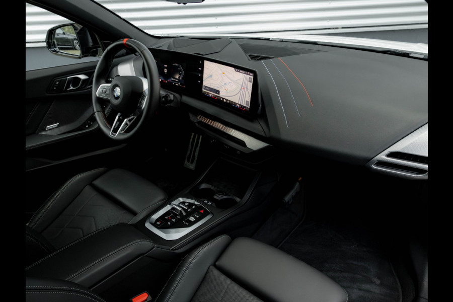BMW 1-serie M135 xDrive - Pano - Trekhaak - Head-Up - Harman Kadon - Driving Ass