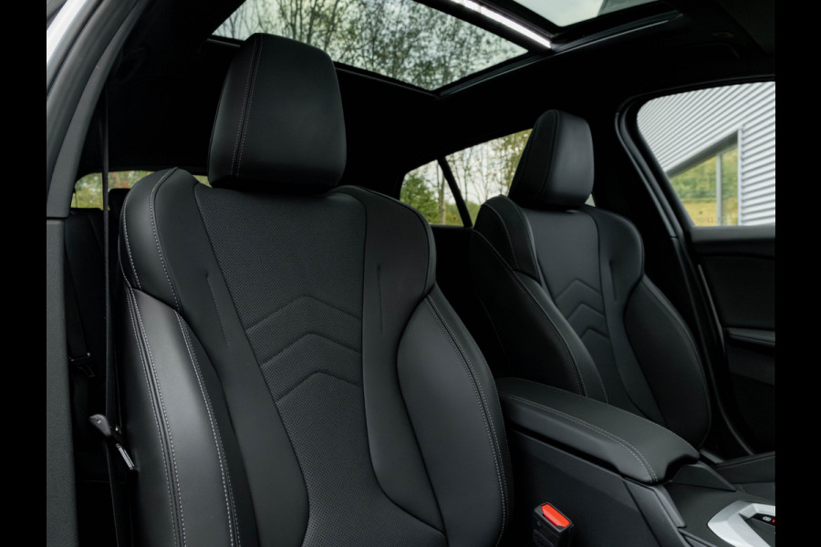 BMW 1-serie M135 xDrive - Pano - Trekhaak - Head-Up - Harman Kadon - Driving Ass