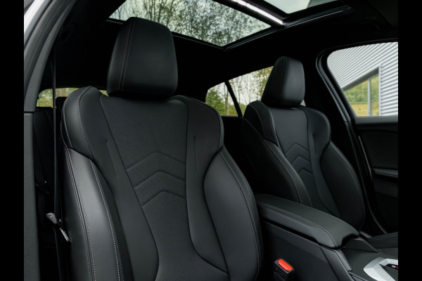 BMW 1-serie M135 xDrive - Pano - Trekhaak - Head-Up - Harman Kadon - Driving Ass