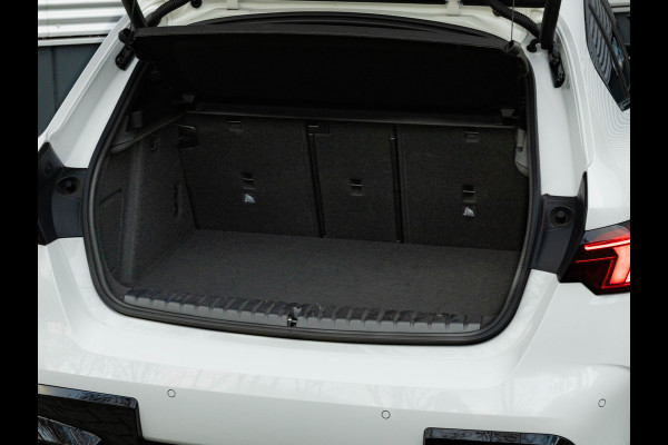 BMW 1-serie M135 xDrive - Pano - Trekhaak - Head-Up - Harman Kadon - Driving Ass