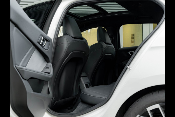 BMW 1-serie M135 xDrive - Pano - Trekhaak - Head-Up - Harman Kadon - Driving Ass