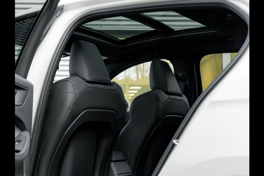 BMW 1-serie M135 xDrive - Pano - Trekhaak - Head-Up - Harman Kadon - Driving Ass