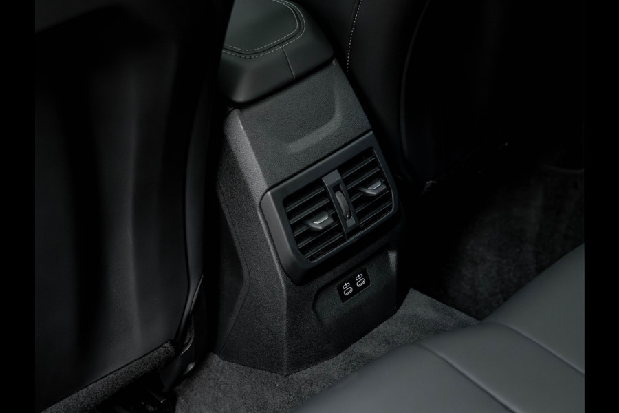 BMW 1-serie M135 xDrive - Pano - Trekhaak - Head-Up - Harman Kadon - Driving Ass