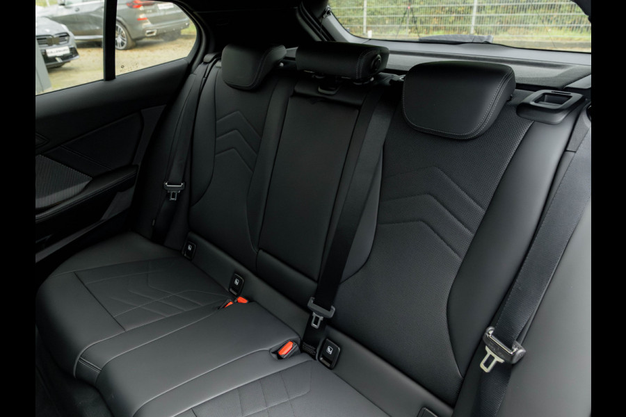 BMW 1-serie M135 xDrive - Pano - Trekhaak - Head-Up - Harman Kadon - Driving Ass