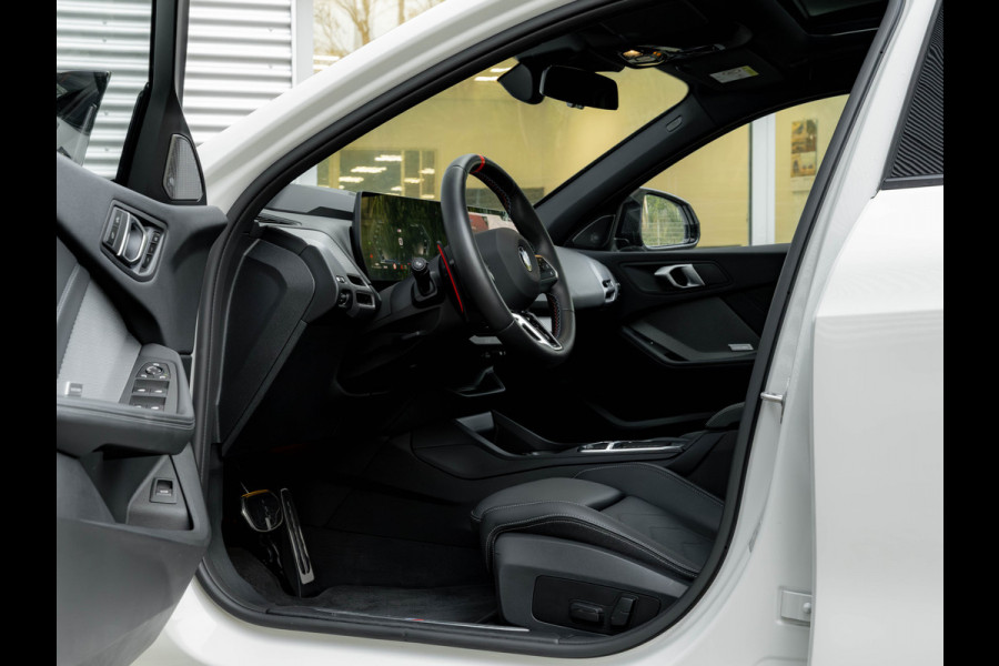 BMW 1-serie M135 xDrive - Pano - Trekhaak - Head-Up - Harman Kadon - Driving Ass