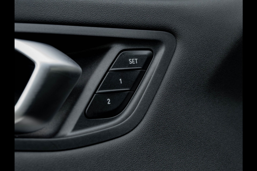 BMW 1-serie M135 xDrive - Pano - Trekhaak - Head-Up - Harman Kadon - Driving Ass