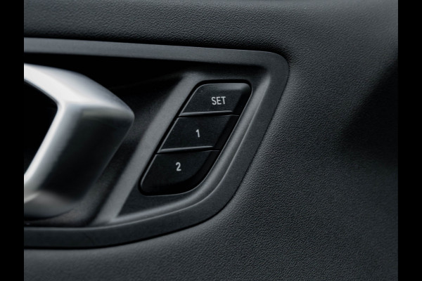 BMW 1-serie M135 xDrive - Pano - Trekhaak - Head-Up - Harman Kadon - Driving Ass