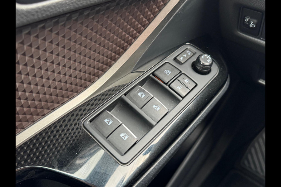 Toyota C-HR 1.8 Hybrid Executive | Stoelverwarming, Navigatie, Keyless, Leer/Stof, 18 Inch Toyota C-HR 1.8 Hybrid Executive | Stoelverwarming, Navigatie, Keyless, Leer/Stof, 18 Inch