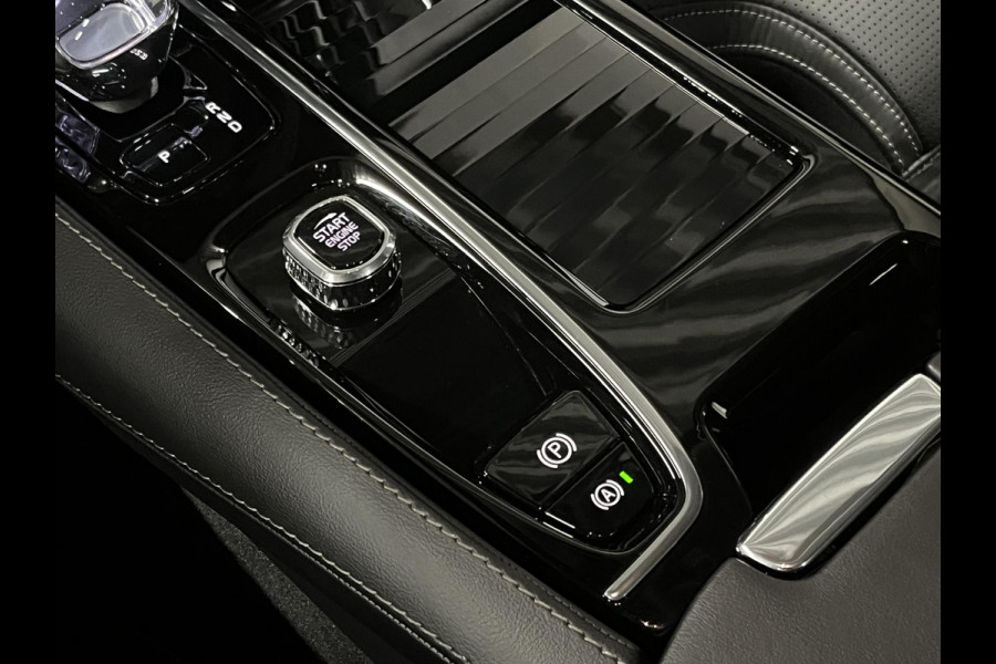Volvo S60 2.0 Recharge T8 AWD Ultimate Dark *455 PK* | Massage | Open dak | Bowers & Wilkins | Adapt. cruise | Stoelventilatie & Stoelverwarming | Head-up Volvo S60 2.0 Recharge T8 AWD Ultimate Dark *455 PK* | Massage | Open dak | Bowers & Wilkins | Adapt. cruise | Stoelventilatie & Stoelverwarming | Head-up