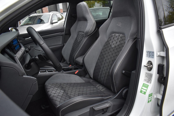 Volkswagen Golf 1.5 eTSI R-Line Business+ Pano Keyless Lane Camera Trekhaak Volkswagen Golf 1.5 eTSI R-Line Business+ Pano Keyless Lane Camera Trekhaak