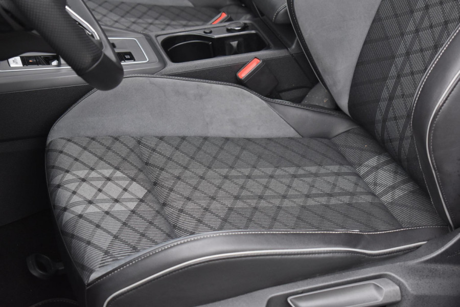 Volkswagen Golf 1.5 eTSI R-Line Business+ Pano Keyless Lane Camera Trekhaak Volkswagen Golf 1.5 eTSI R-Line Business+ Pano Keyless Lane Camera Trekhaak