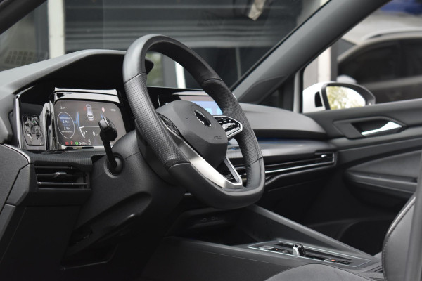 Volkswagen Golf 1.5 eTSI R-Line Business+ Pano Keyless Lane Camera Trekhaak Volkswagen Golf 1.5 eTSI R-Line Business+ Pano Keyless Lane Camera Trekhaak