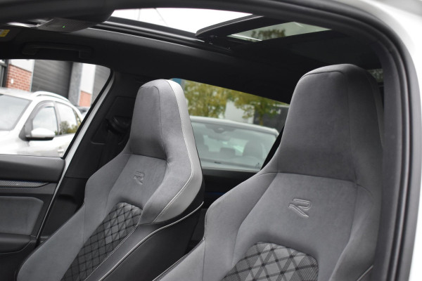 Volkswagen Golf 1.5 eTSI R-Line Business+ Pano Keyless Lane Camera Trekhaak Volkswagen Golf 1.5 eTSI R-Line Business+ Pano Keyless Lane Camera Trekhaak