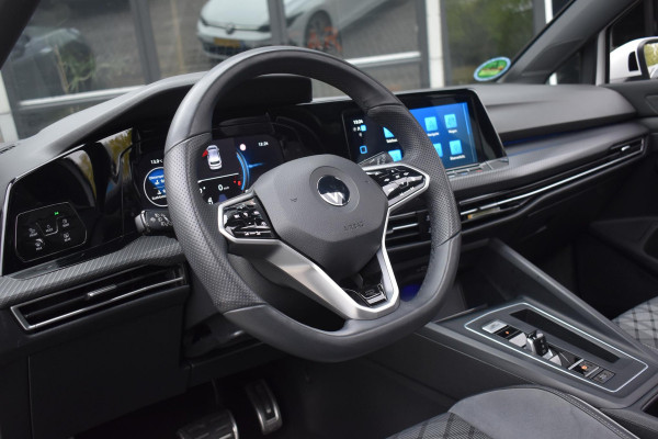 Volkswagen Golf 1.5 eTSI R-Line Business+ Pano Keyless Lane Camera Trekhaak Volkswagen Golf 1.5 eTSI R-Line Business+ Pano Keyless Lane Camera Trekhaak