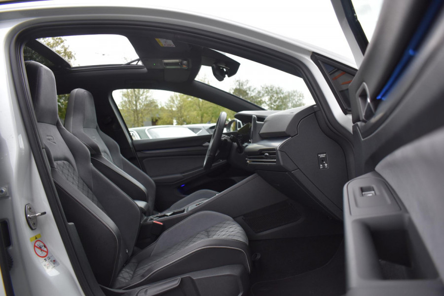 Volkswagen Golf 1.5 eTSI R-Line Business+ Pano Keyless Lane Camera Trekhaak Volkswagen Golf 1.5 eTSI R-Line Business+ Pano Keyless Lane Camera Trekhaak