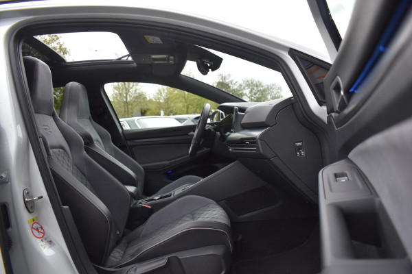 Volkswagen Golf 1.5 eTSI R-Line Business+ Pano Keyless Lane Camera Trekhaak Volkswagen Golf 1.5 eTSI R-Line Business+ Pano Keyless Lane Camera Trekhaak