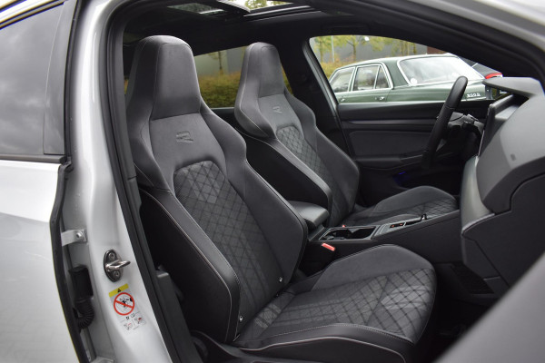 Volkswagen Golf 1.5 eTSI R-Line Business+ Pano Keyless Lane Camera Trekhaak Volkswagen Golf 1.5 eTSI R-Line Business+ Pano Keyless Lane Camera Trekhaak