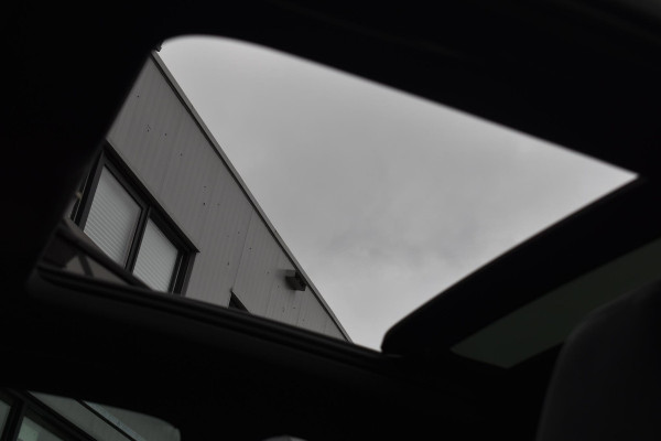 Volkswagen Golf 1.5 eTSI R-Line Business+ Pano Keyless Lane Camera Trekhaak Volkswagen Golf 1.5 eTSI R-Line Business+ Pano Keyless Lane Camera Trekhaak