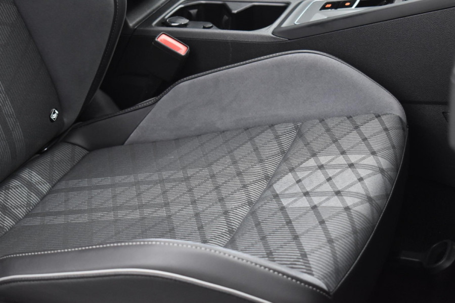 Volkswagen Golf 1.5 eTSI R-Line Business+ Pano Keyless Lane Camera Trekhaak Volkswagen Golf 1.5 eTSI R-Line Business+ Pano Keyless Lane Camera Trekhaak