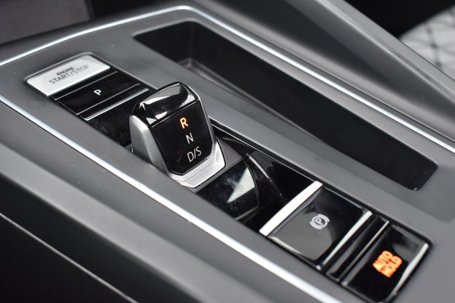 Volkswagen Golf 1.5 eTSI R-Line Business+ Pano Keyless Lane Camera Trekhaak Volkswagen Golf 1.5 eTSI R-Line Business+ Pano Keyless Lane Camera Trekhaak