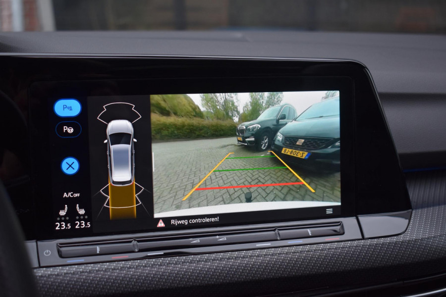 Volkswagen Golf 1.5 eTSI R-Line Business+ Pano Keyless Lane Camera Trekhaak Volkswagen Golf 1.5 eTSI R-Line Business+ Pano Keyless Lane Camera Trekhaak