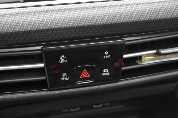 Volkswagen Golf 1.5 eTSI R-Line Business+ Pano Keyless Lane Camera Trekhaak Volkswagen Golf 1.5 eTSI R-Line Business+ Pano Keyless Lane Camera Trekhaak