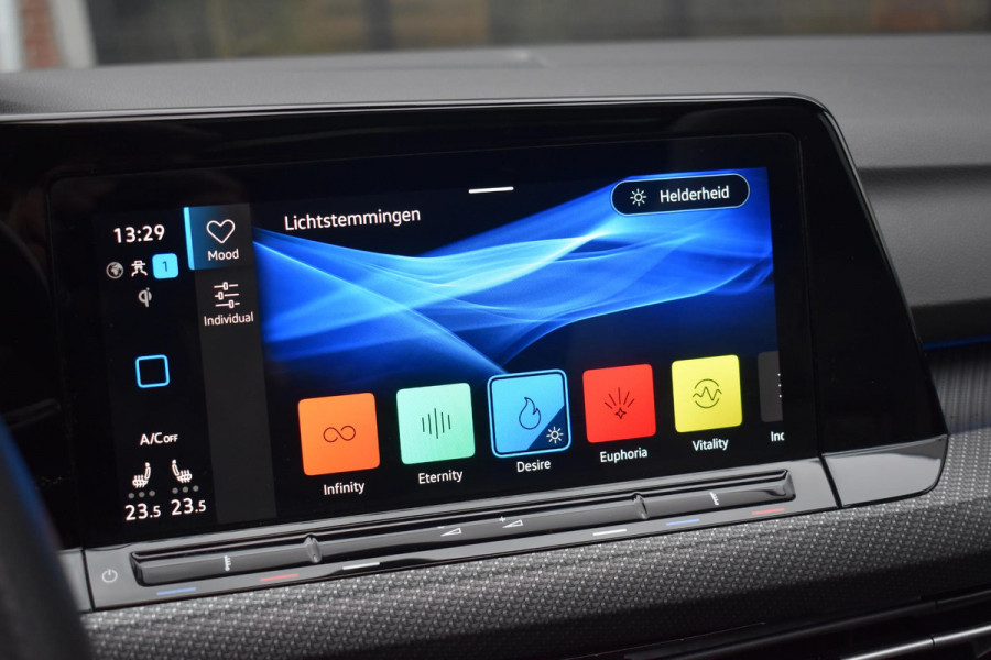 Volkswagen Golf 1.5 eTSI R-Line Business+ Pano Keyless Lane Camera Trekhaak Volkswagen Golf 1.5 eTSI R-Line Business+ Pano Keyless Lane Camera Trekhaak